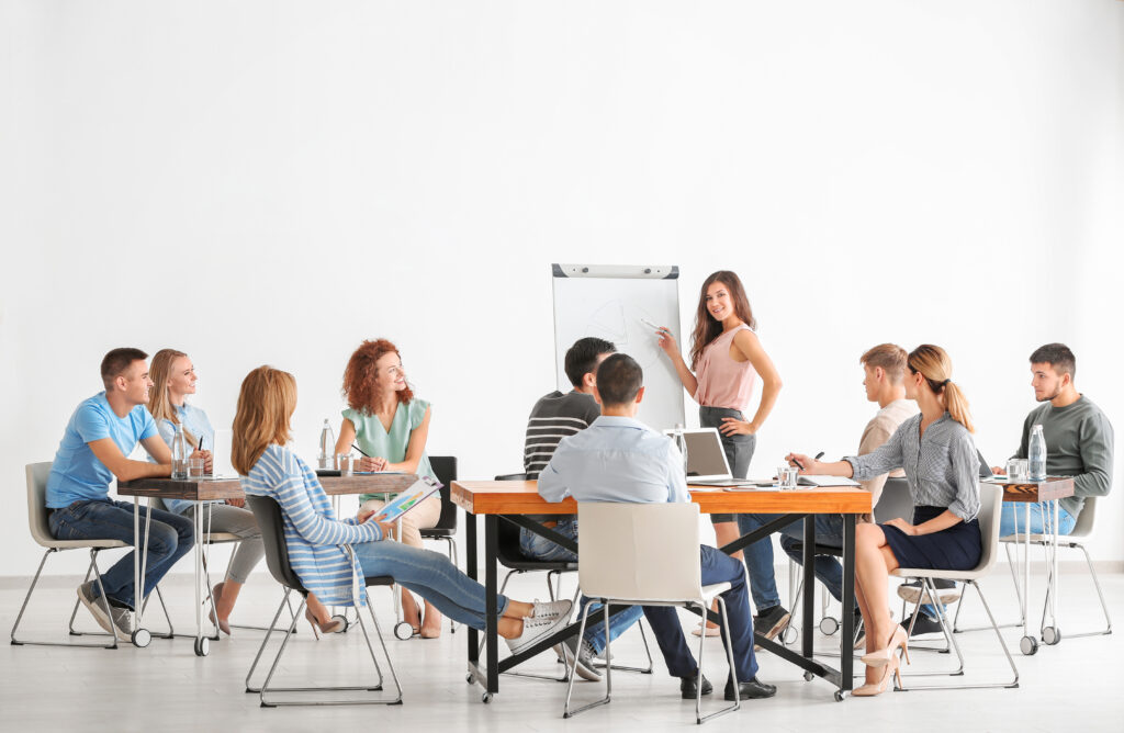 blog-Formatrice en présence d'un groupe d'apprenants