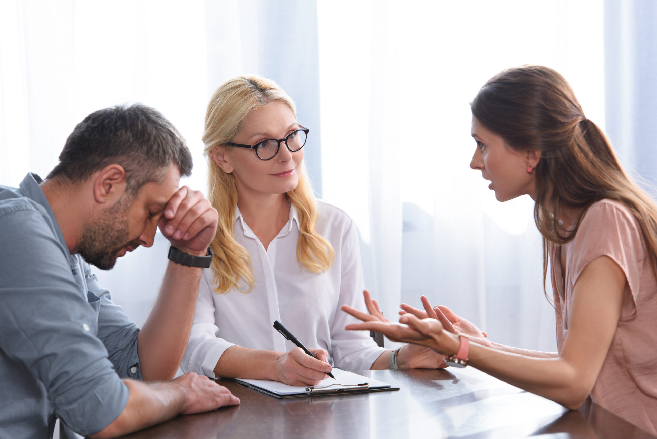 femme-mediation-entreprise-gestion-conflits-ecole-virtuelle