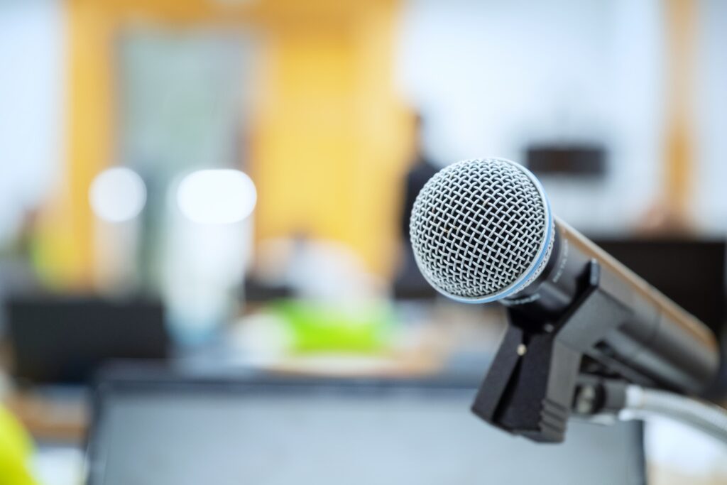 formation-prise-de-parole-public-microphone-meeting