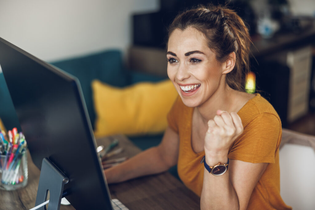 femme-formation en ligné-école virtuelle
